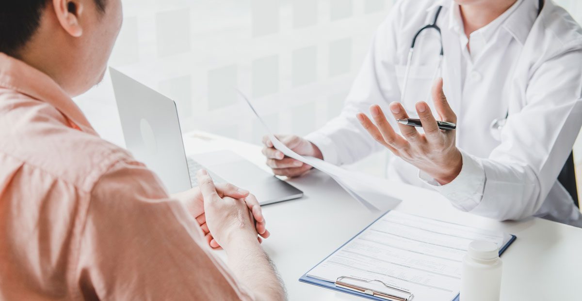 Doctor-consulting-with-male-patient Doctor-consulting-with-male-patient