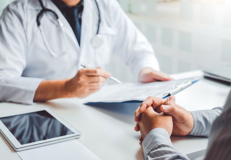 Doctor-discussing-treatment-with-patient