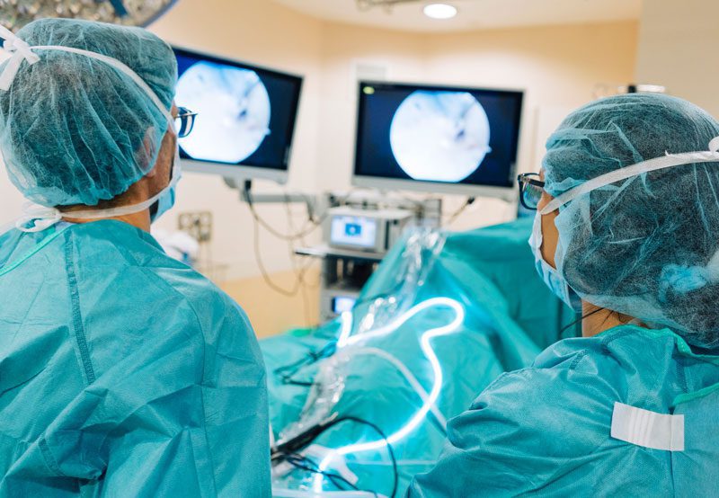 Surgeons-performing-minimally-invasive-procedure Surgeons-performing-minimally-invasive-procedure